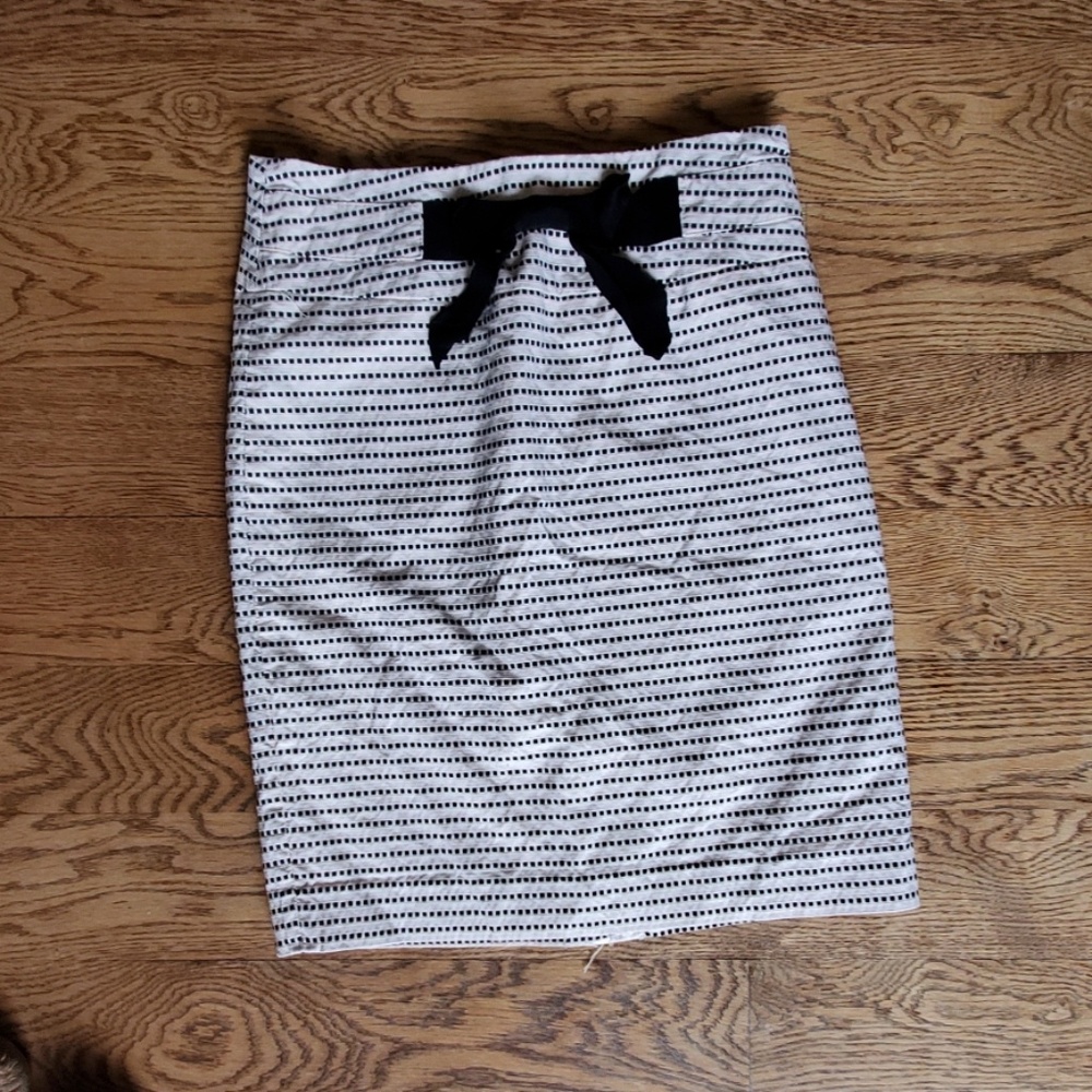 * Adorable Forever 21 Black and White Pencil Skirt